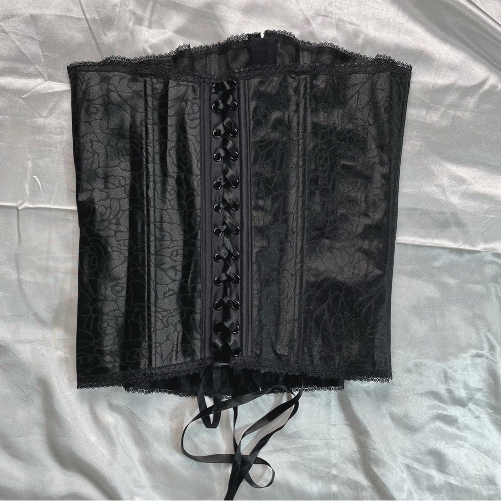 Black bone structured corset in black!